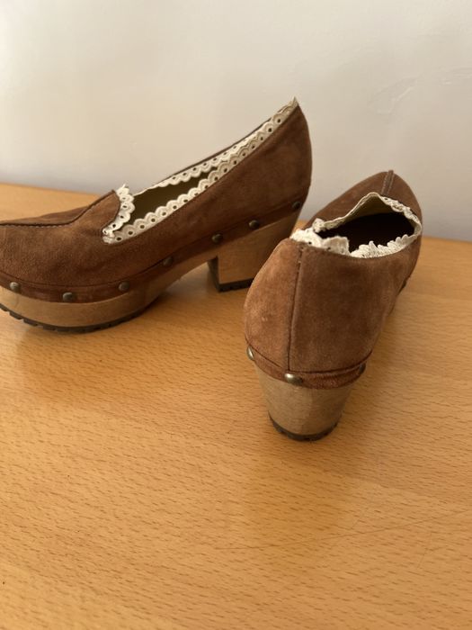 Sapatos semi novos camurça