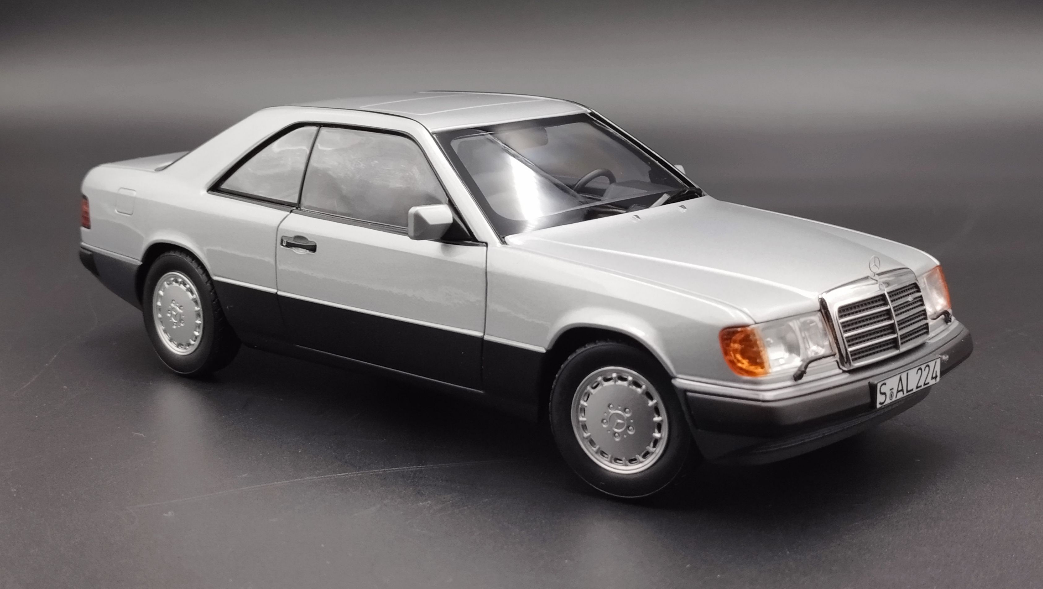 1:18 Norev 1990 Mercedes 300CE-24 Coupe C124 model nowy