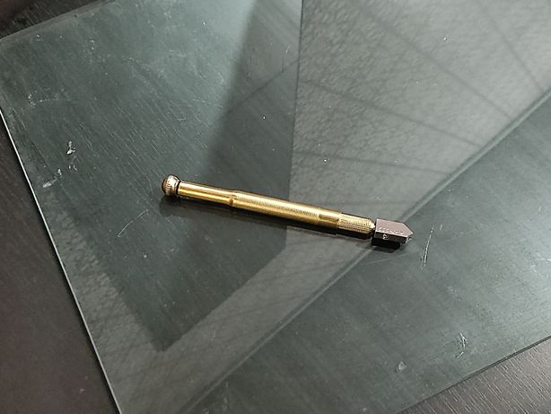 Масляный стеклорез с латунной ручкой. В наличии есть 3 шт.