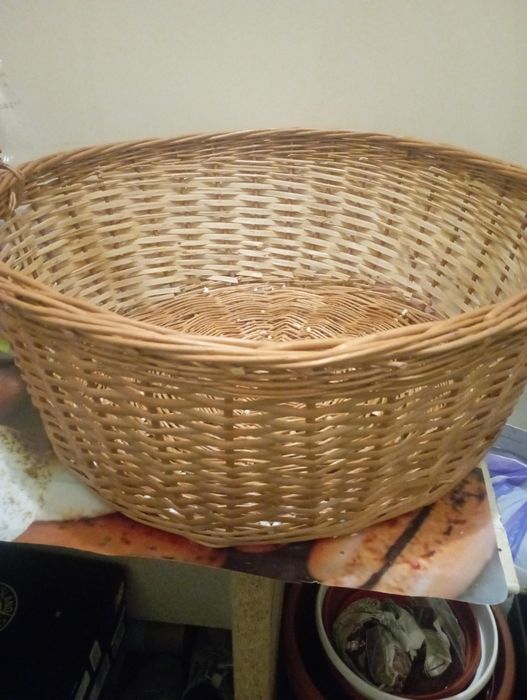 Плетеная велика корзина