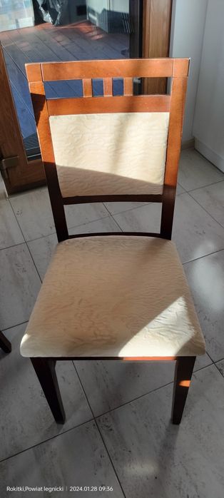 Sprzedam stół i sześć krzeseł.