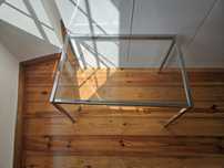 Mesa de vidro e metal