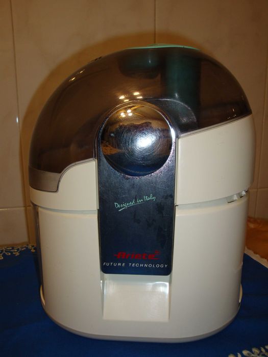 Centrifugadora e liquidificadora de fruta; Fritadeira.