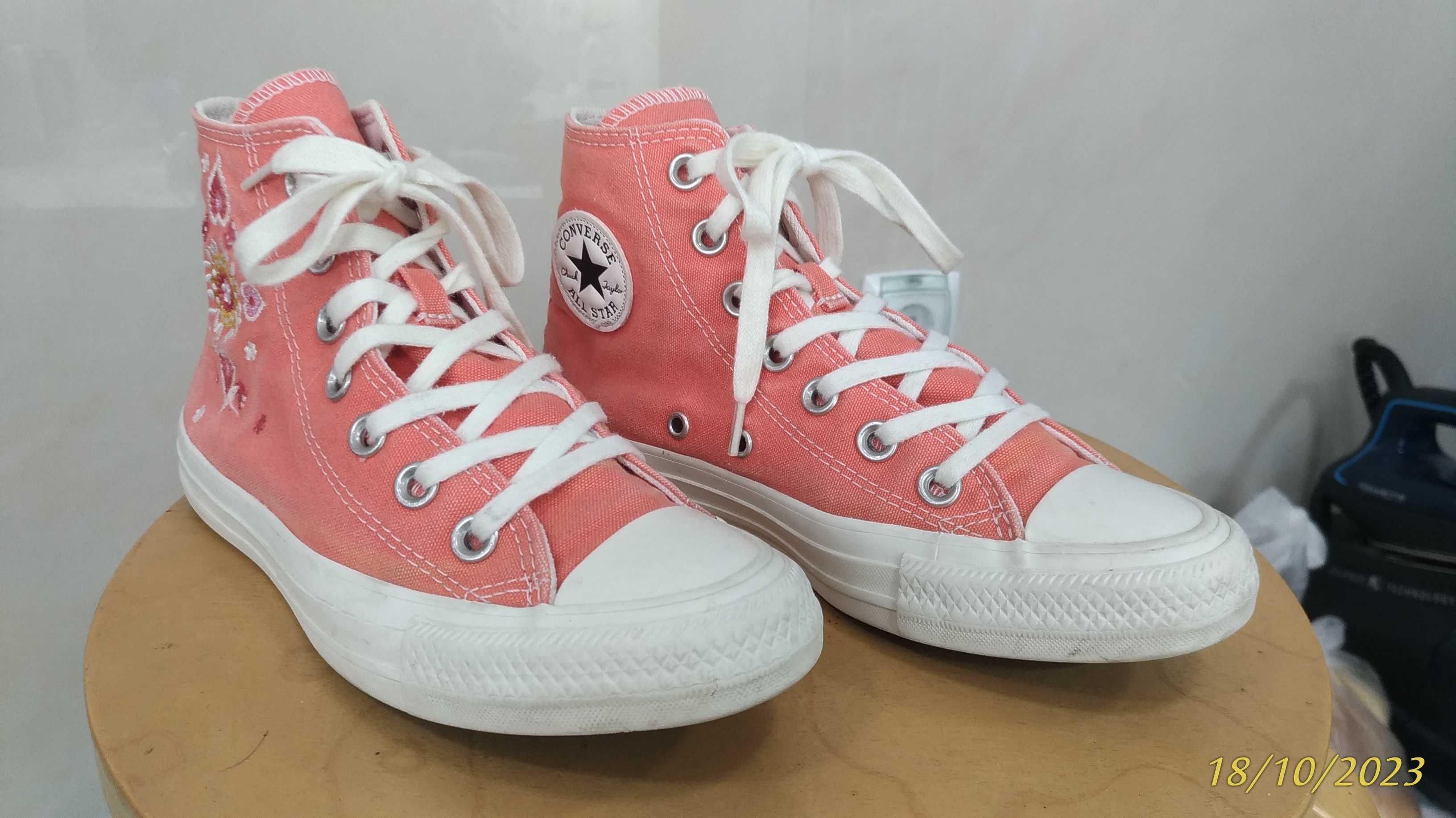 Sapatilhas de menina de cor salmão marca "all stars converse".