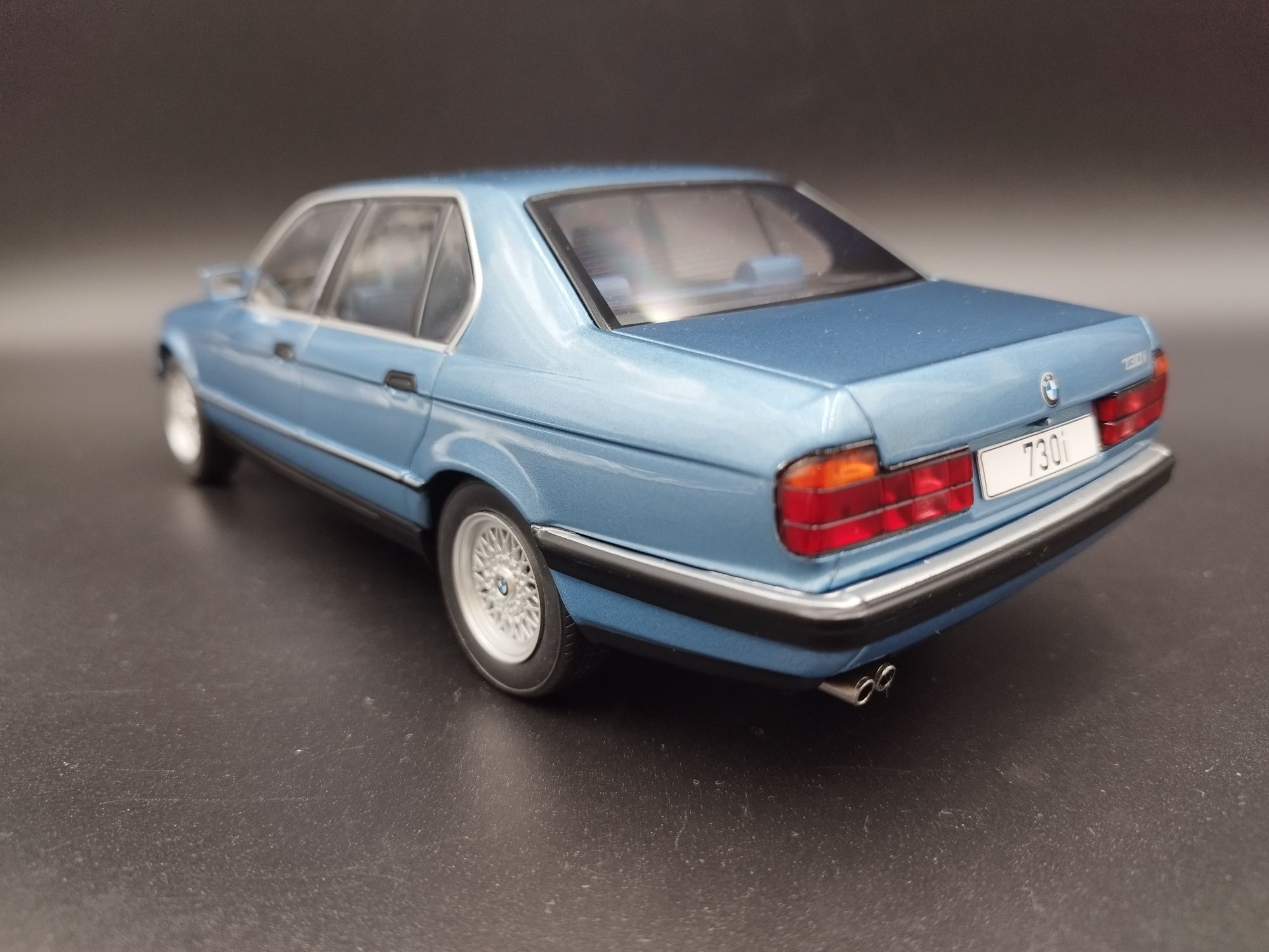 1:18 MCG BMW 730i E32 (1992) model nowy niebieski 
Kod producenta:	MCG