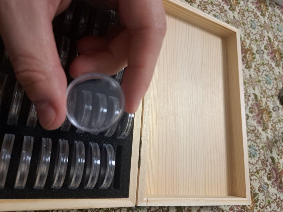 Дерев'яна скринька для зберігання 50 монет діаметром 30 мм