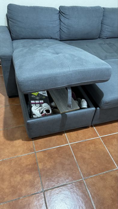 Sofá chaise longue reversível com cama e baú