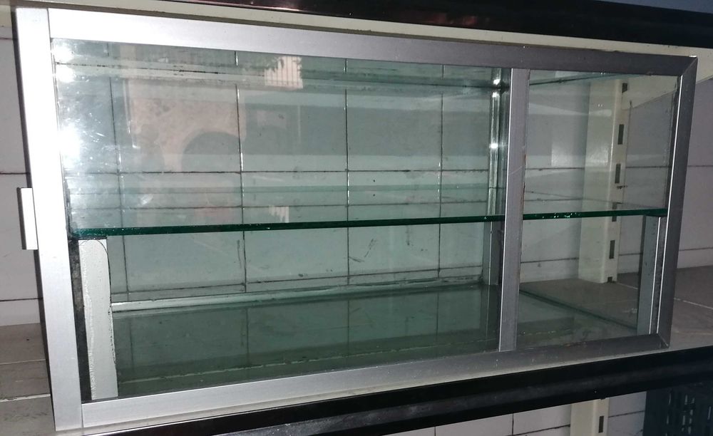 Caixa expositora em vidro com armação em alumínio | 61 cm largura
