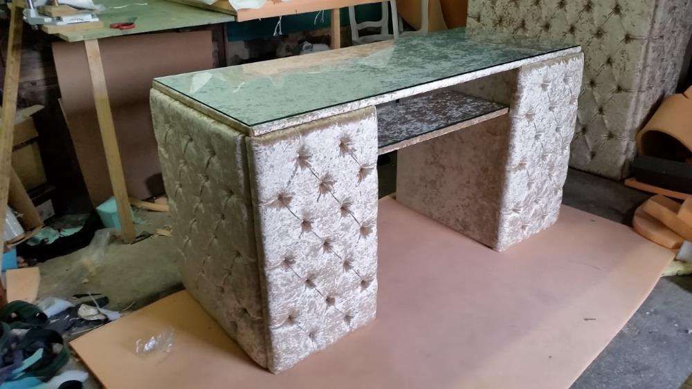 Mesa de Manicure capitonê Veludo brilhante, 140x50cm altura80cm