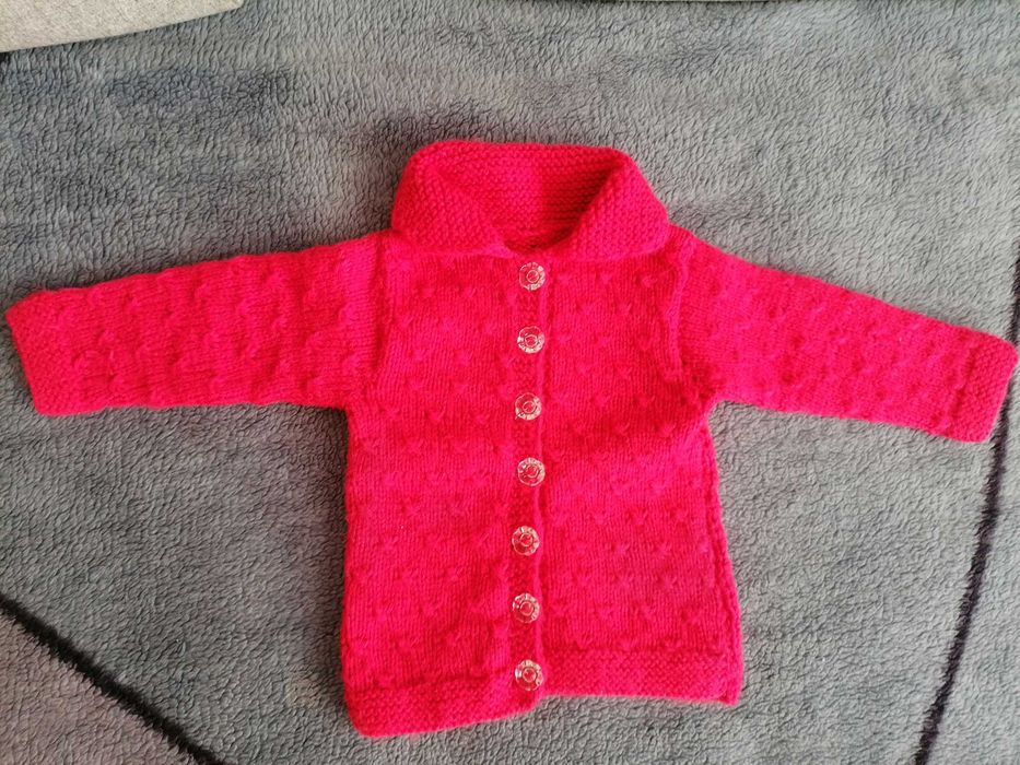 Sweterek dla dziecka ręcznie robiony różowy rozpinany
