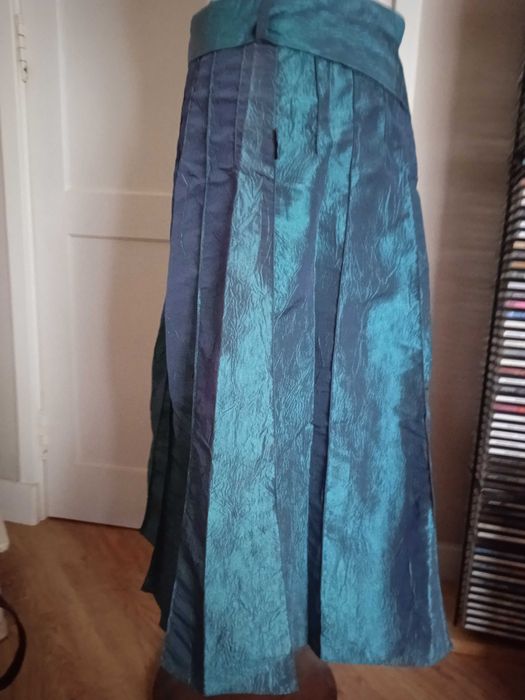 Saia comprida azul brilhante