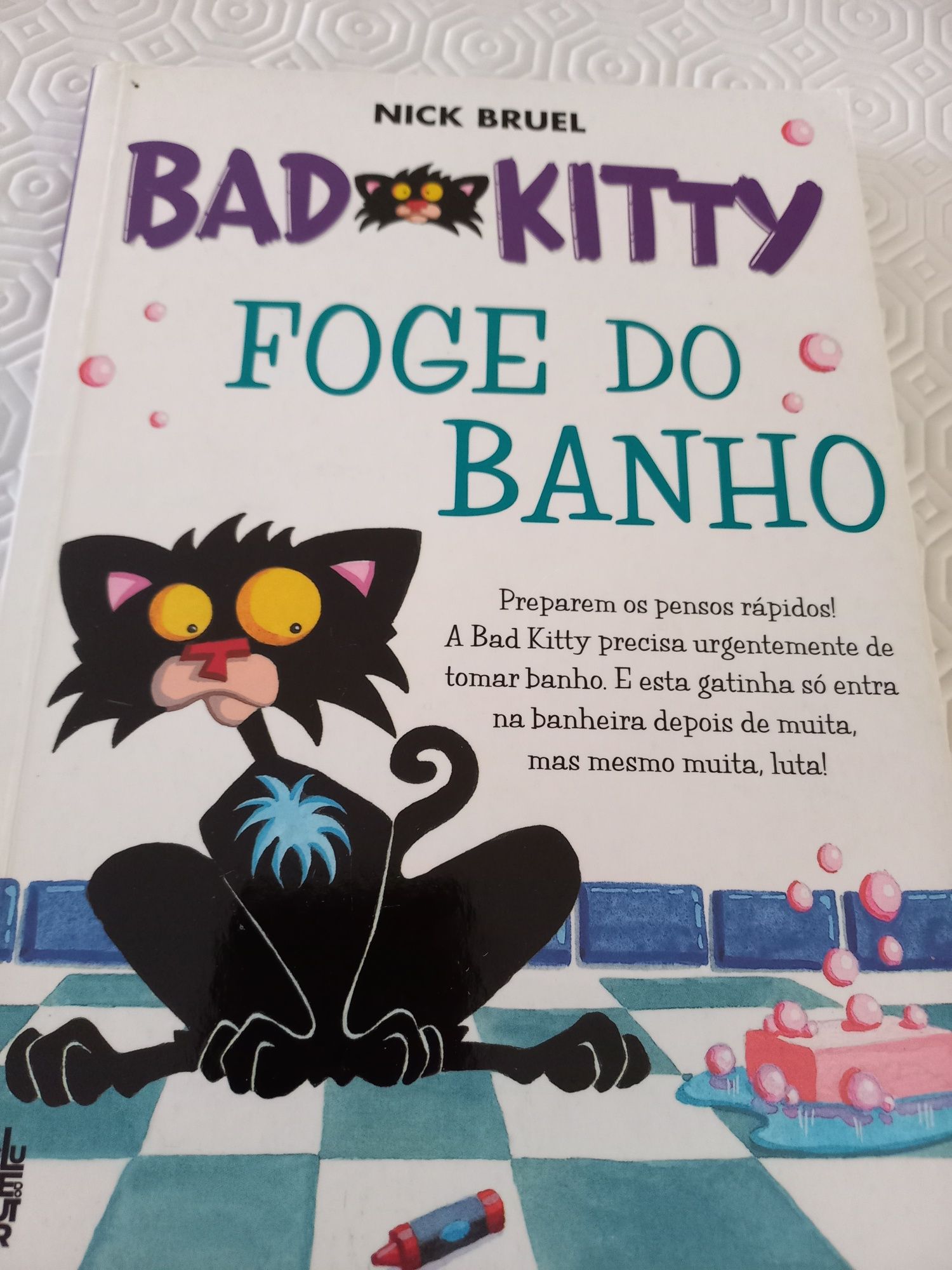 Livro juvenil "Bad Kitty foge do banho"