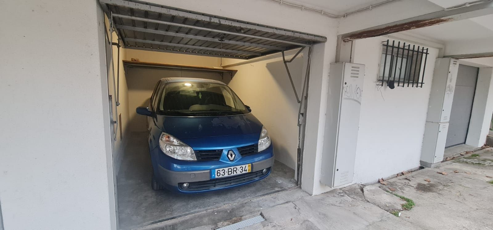 Garagem com saída direta para a rua.