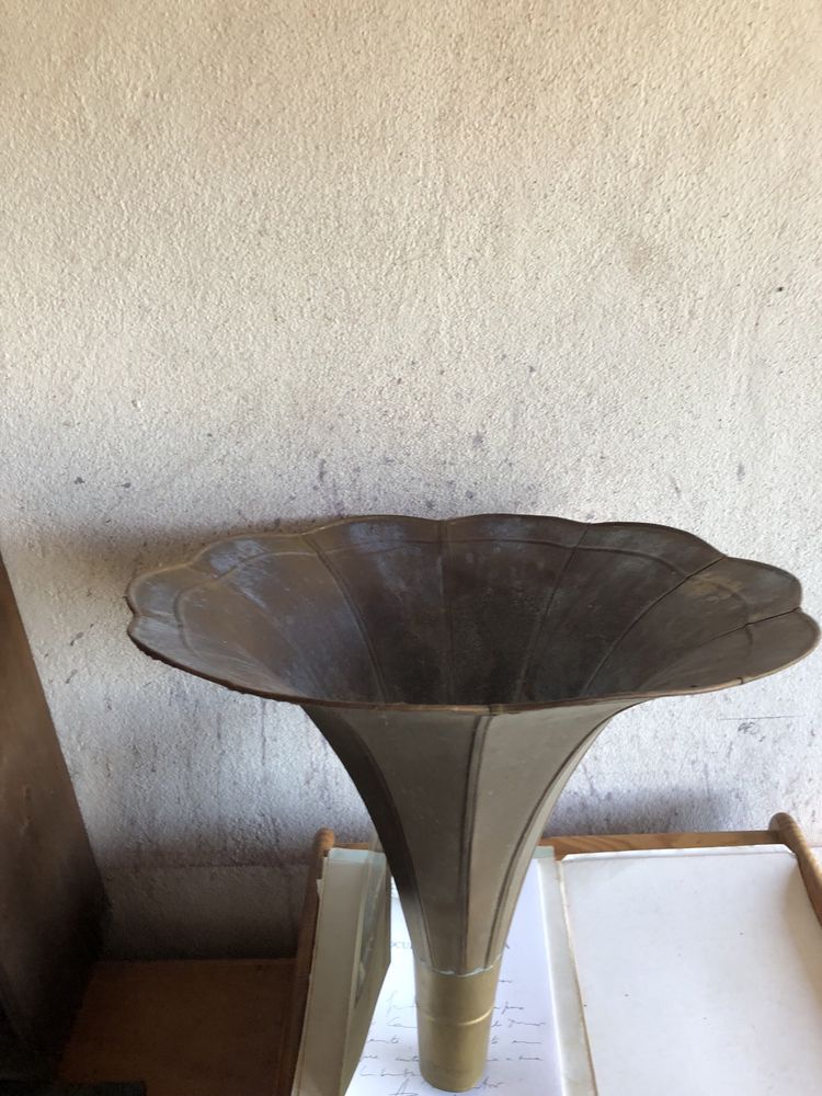 Mesa estilo rústico forte basta passar um pano fica nova