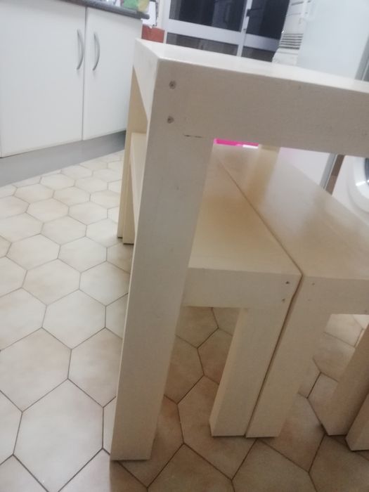 Vários tipos de mesas e bancos de madeira rústica e muito robusta.