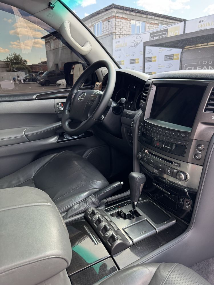 Lexus LX 570 5.7 газ/бензин black edition