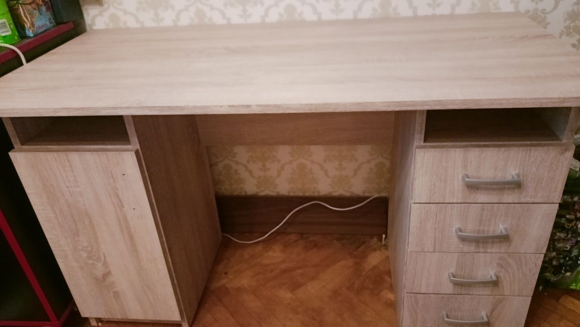 Письмовий стіл для школярів
