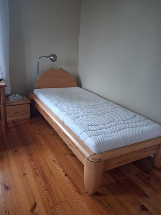 łóżko  100 x 220 cm z zagłówkiem z olchy + materac Latexowy.