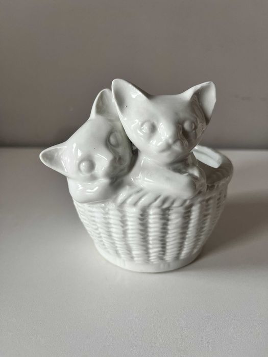 Biała, ceramiczna, ozdobna osłonka z kotkami