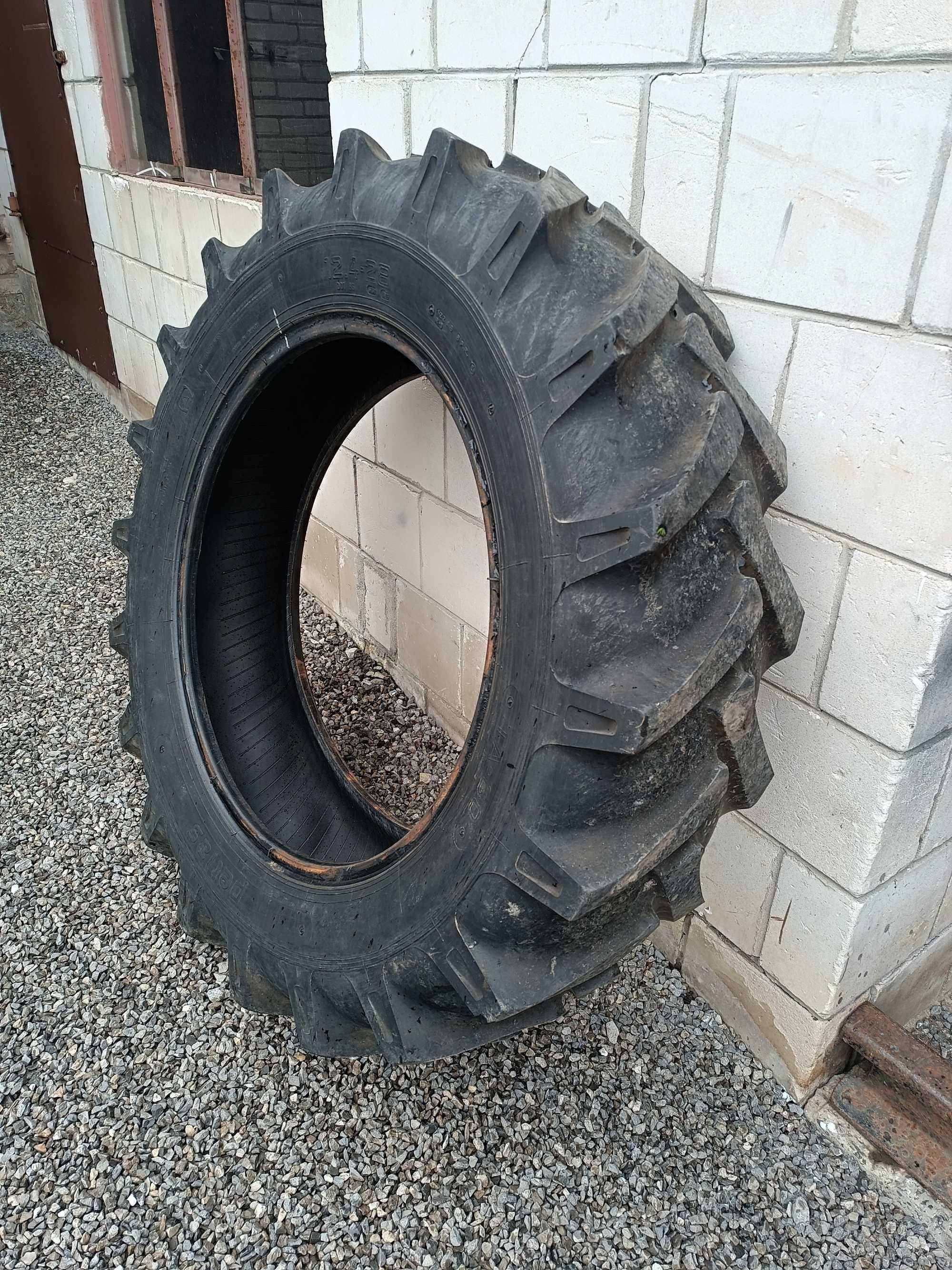 Opony 2szt. 12.4 r28 Ursus C-330. 12.4 28 Petlas