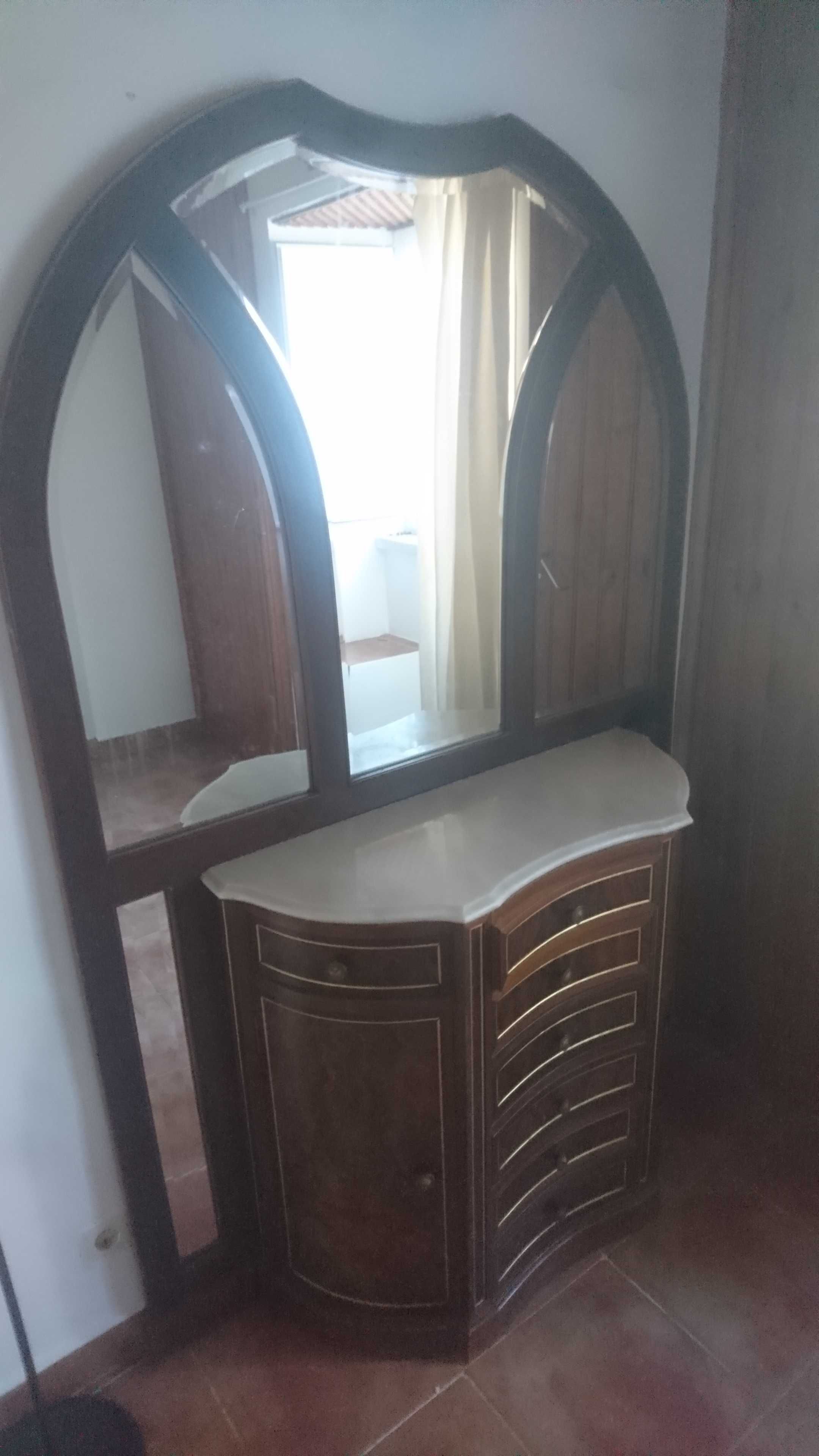 Armário de espelho com cômoda