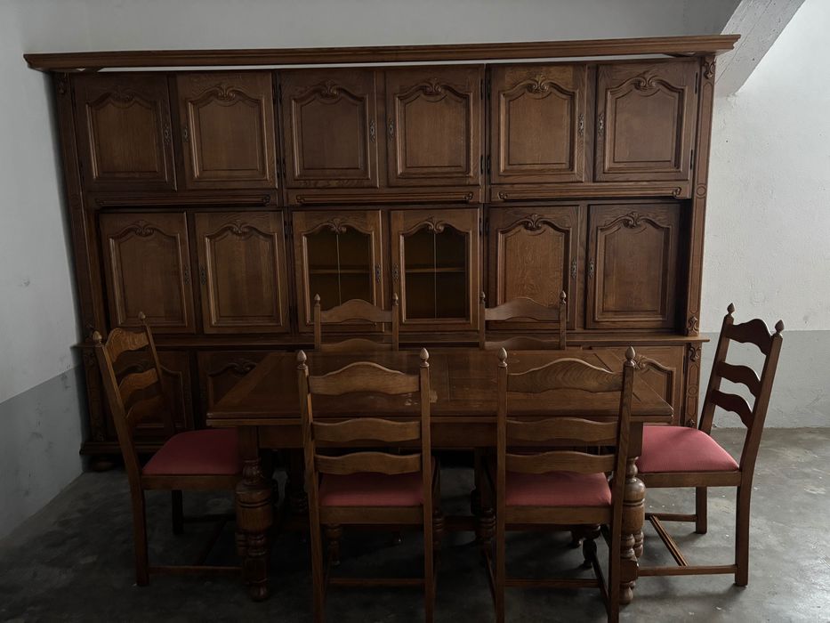 Mesa de sala + seis cadeiras em madeira + Armário de sala de jantar