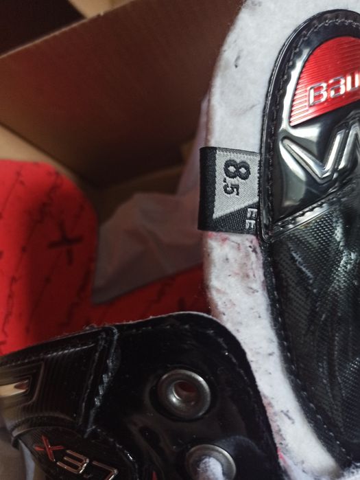 Продам коньки хоккейные Bauer.