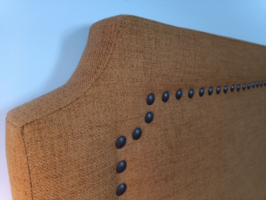 Cabeceira de cama amarela mostarda com tachas