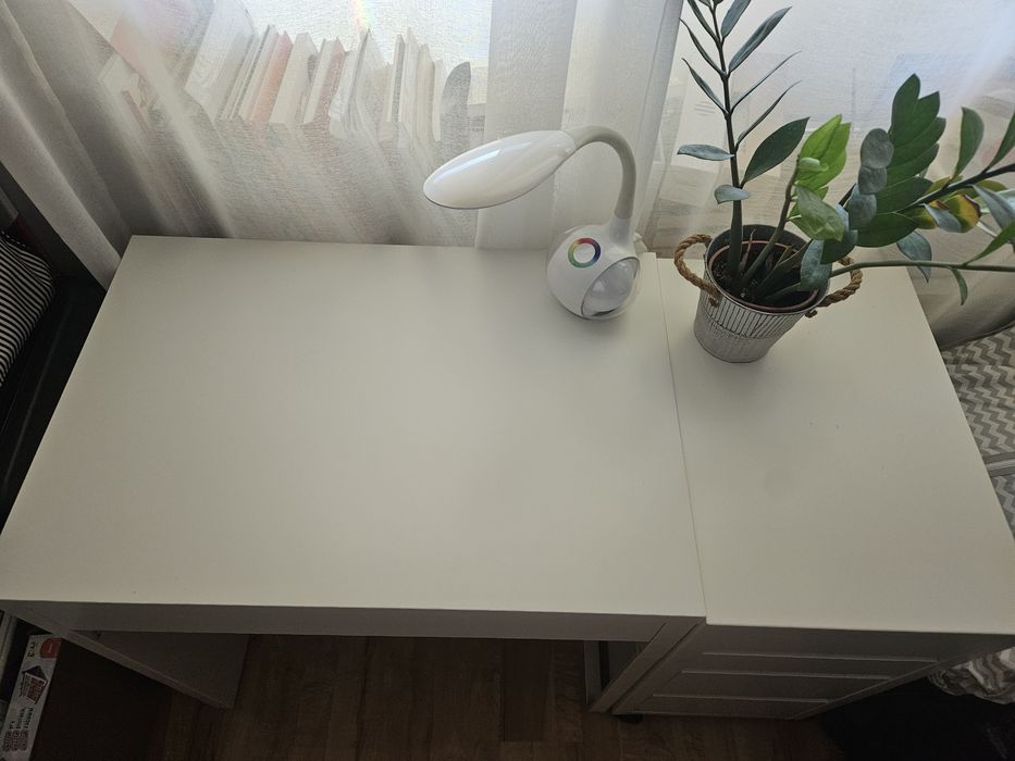 Białe biurko z szafką na kółkach z szufladami