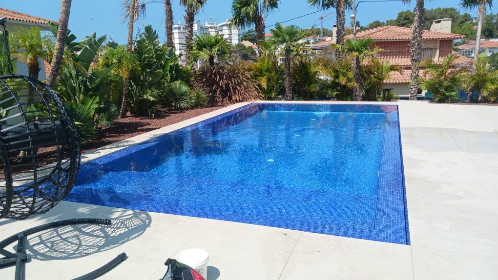 Manutenção de piscinas, limpeza e recuperação  de piscinas