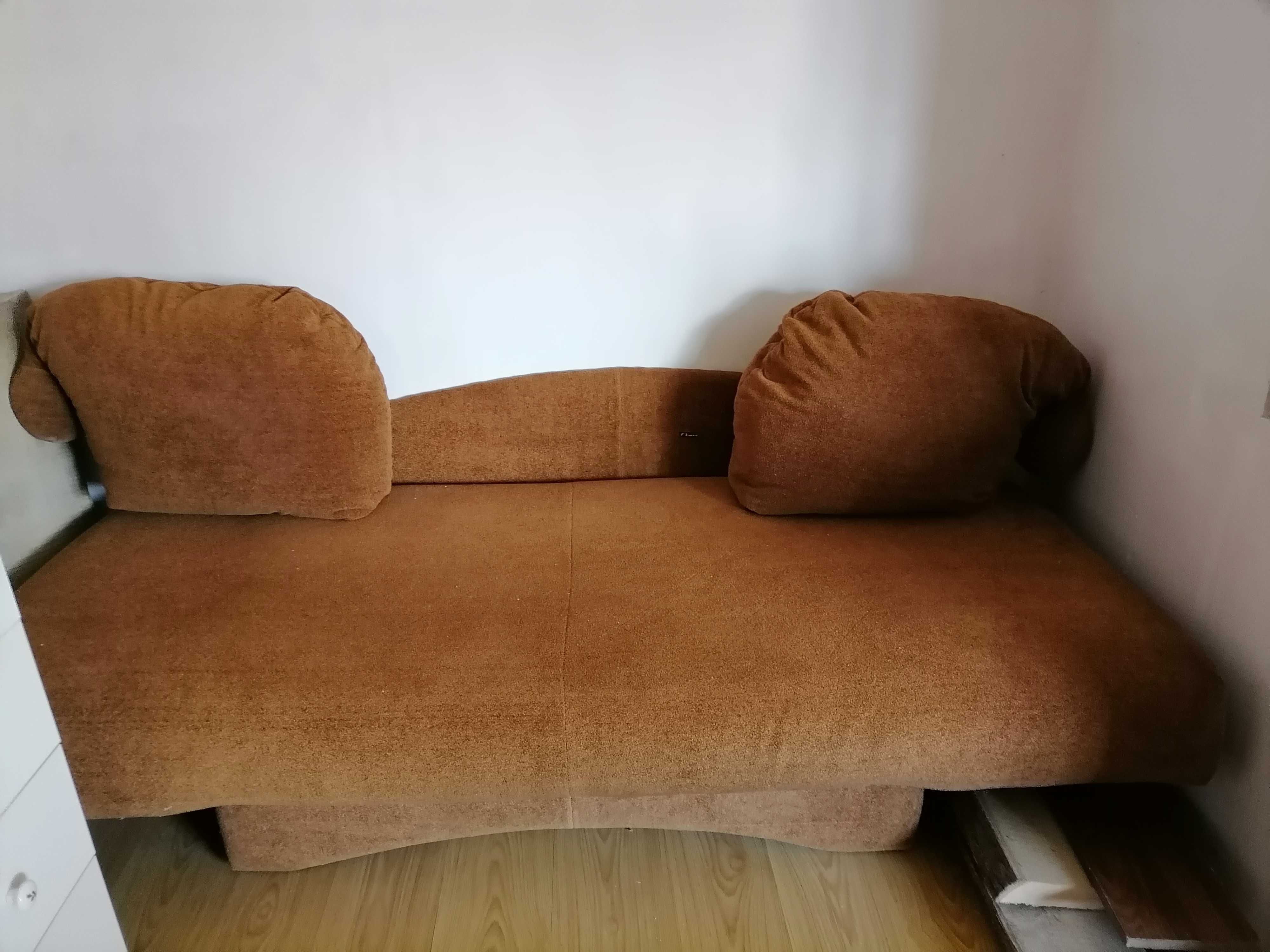 Продам диван (гостиная или дача).
