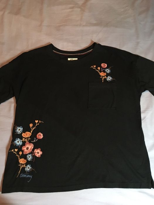 Camisola Tommy preta bordados flores (L) [ULTIMO PREÇO]