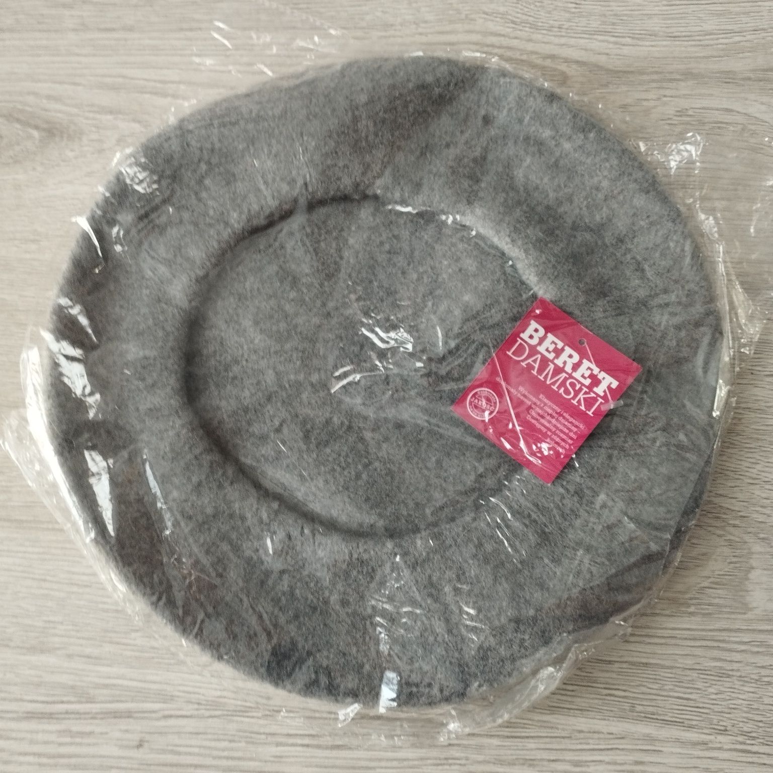 Klasyczny i elegancki beret damski – 100% wełna, nowy z metką!

Sprzed