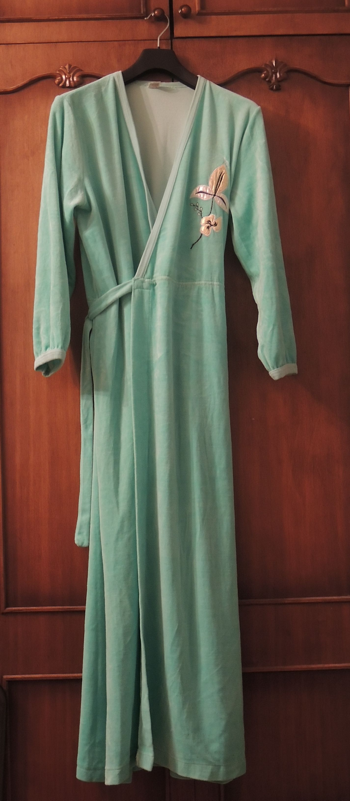 Изысканный велюровый женский банный халат нежно зеленого цвета Индия