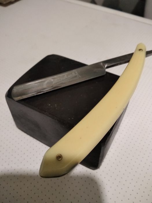 Метаморфический глинистый сланец для заточки опасных бритв.