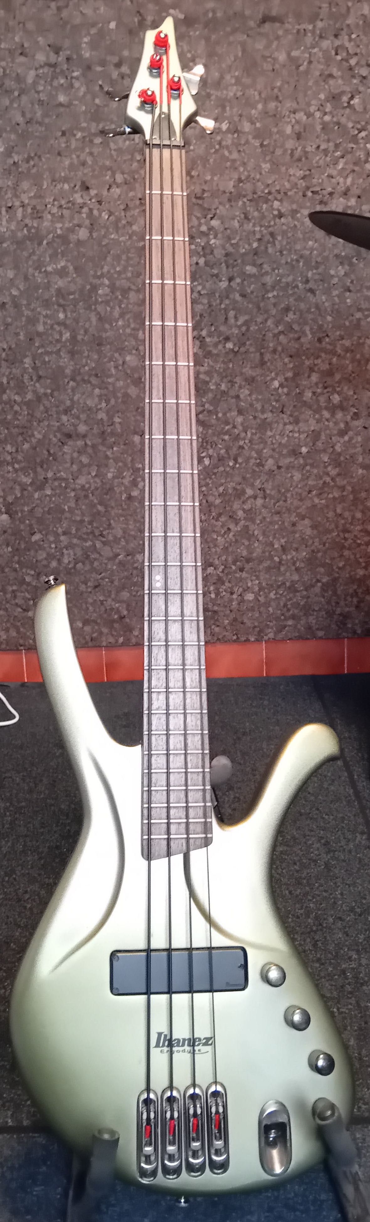 Guitarra baixo  de 4 cordas Ibanez EDA 900