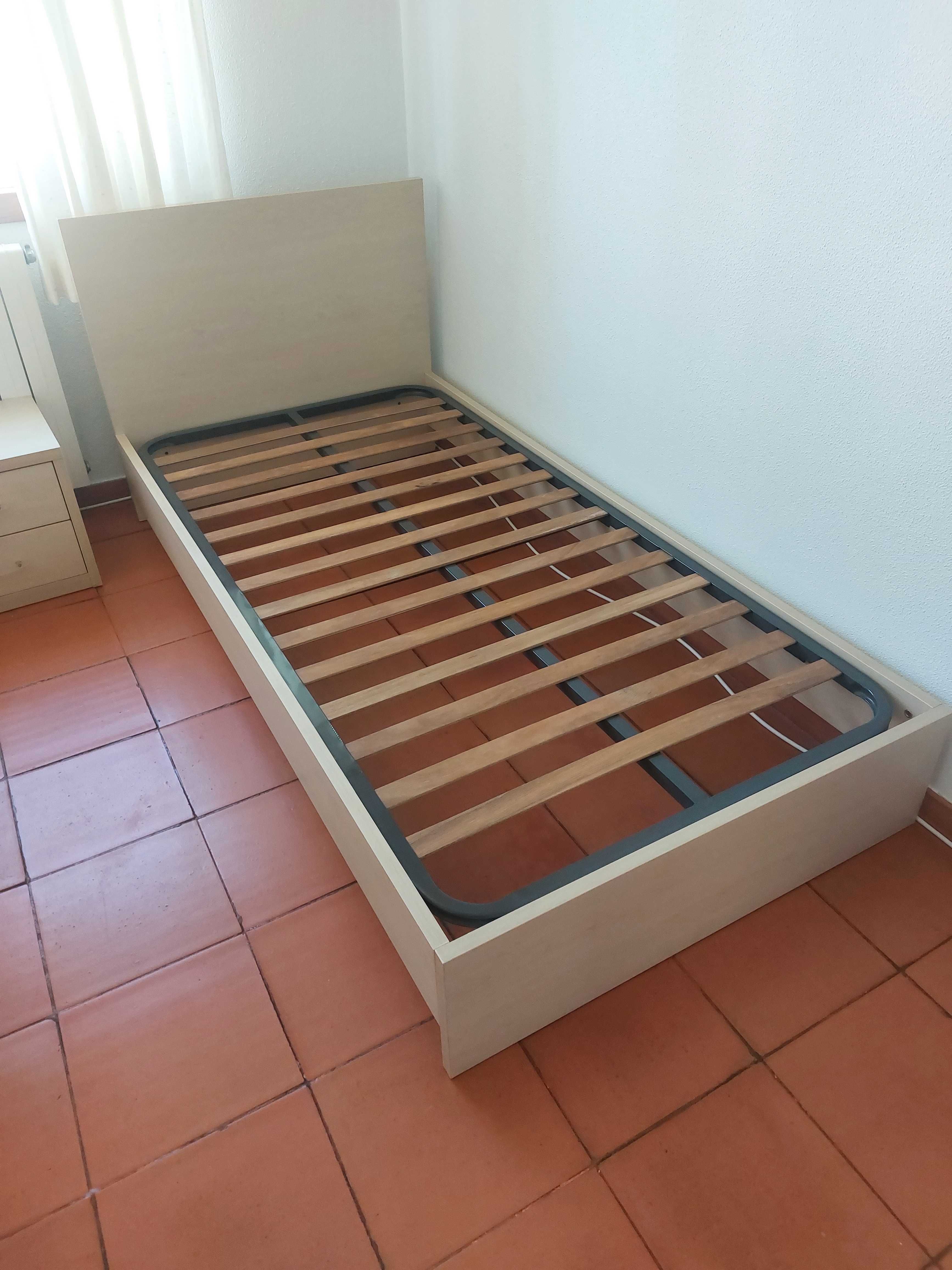 Quarto Completo com 2 Camas, Roupeiro, Colchões – Excelente Estado