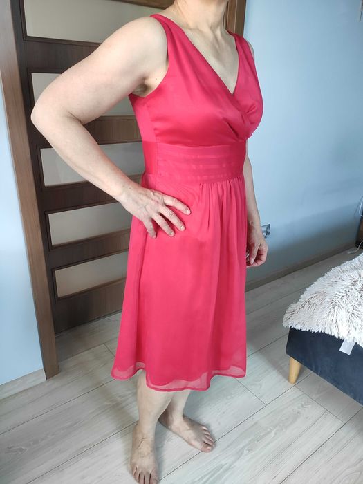 Malinowa zwiewna koktajlowa sukienka