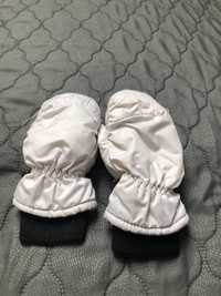 Rękawiczka dla małego dziecka białe