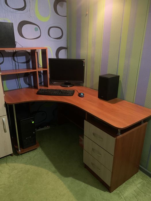 Компьютерный письменный стол угловой