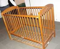 Cama de madeira de bébé usada