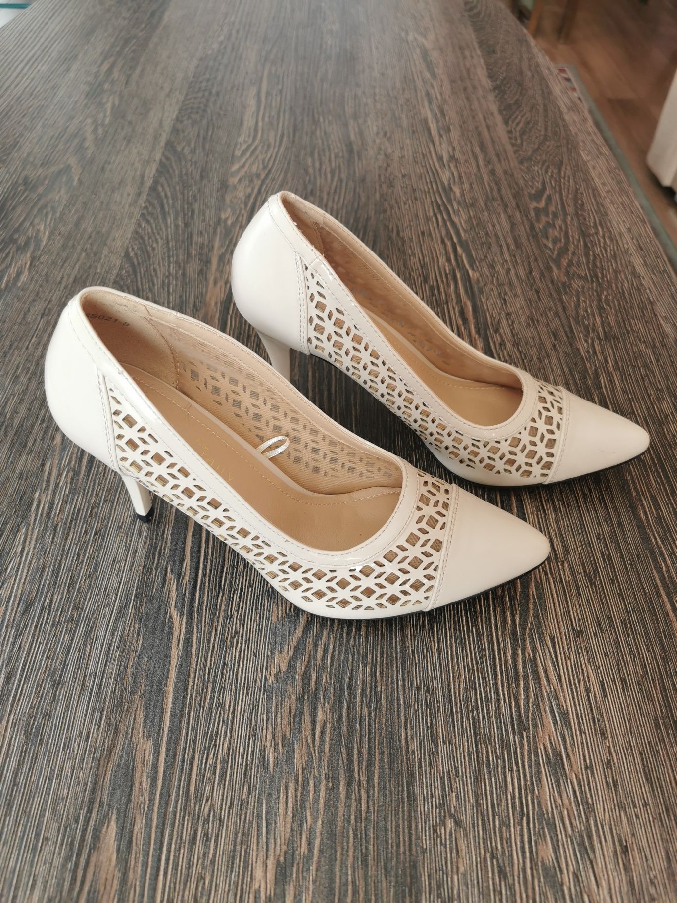 Buty, czółenka damskie, NOWE! Krem, beż na wesele, komunię