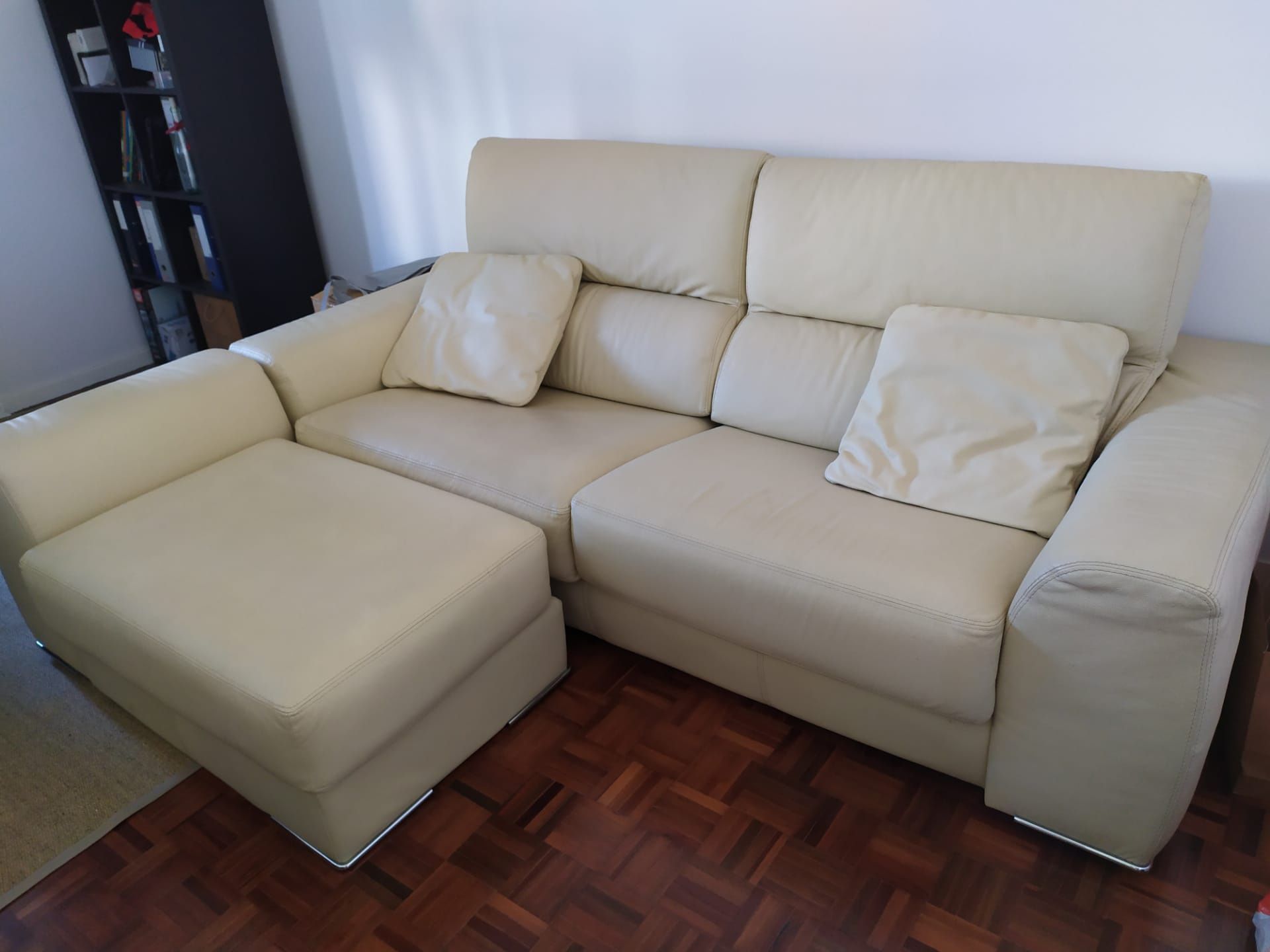 Sofa pele bege com chaise longue