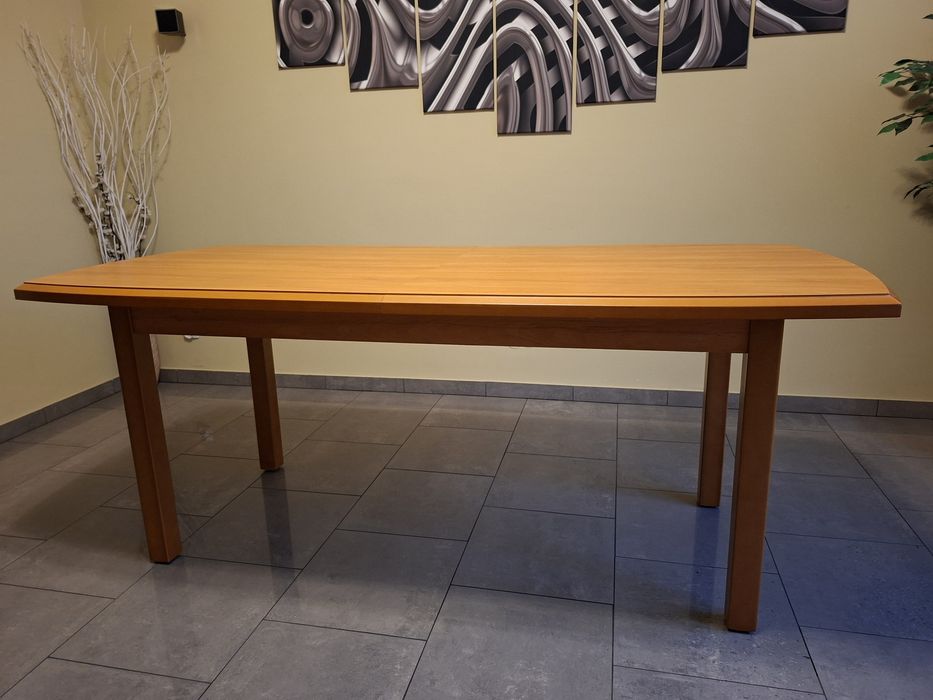 Stół z krzesłami - komplet