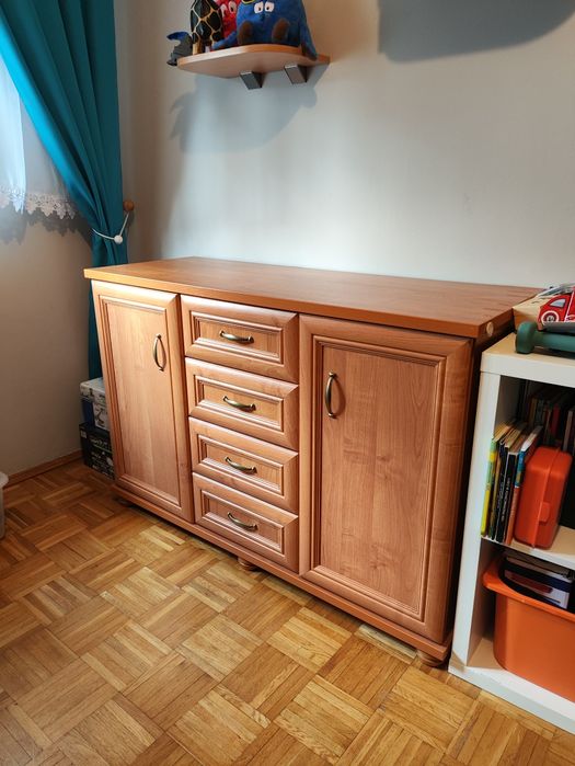 Komoda drewnopodobna 129×45×83 cm – 2 szafki + 4 szuflady, stan bdb