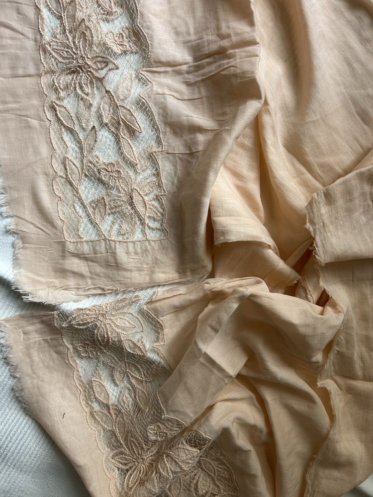 Elegancki zwiewny szal oversize z haftami