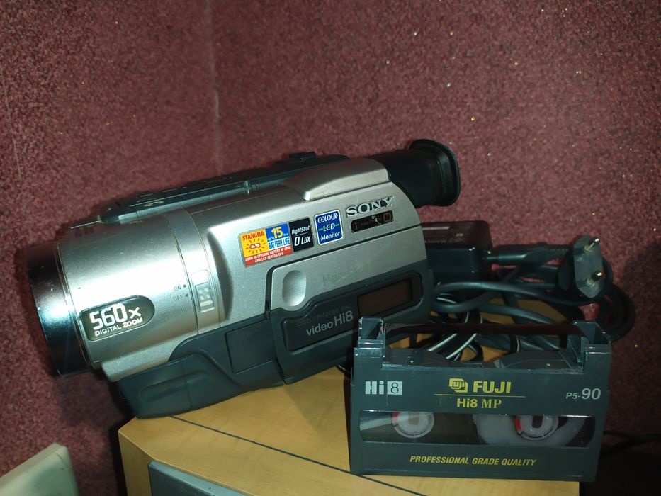 Видеокамера Sony CCD-TRV208E