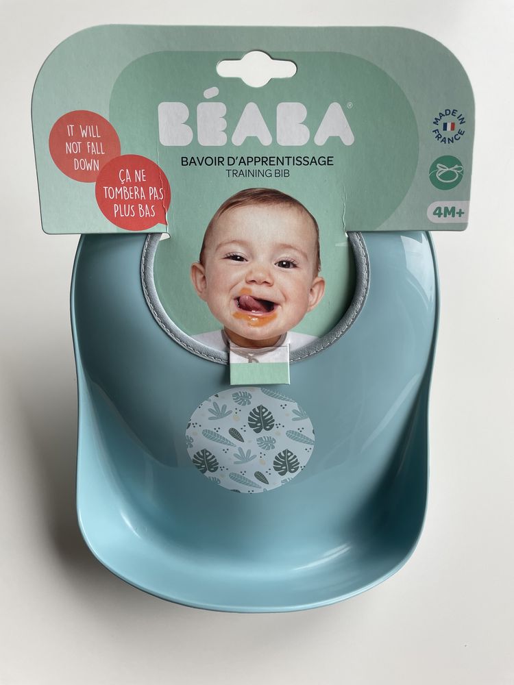Jasnoniebieski wiązany śliniak dla niemowląt z kieszonką BEABA