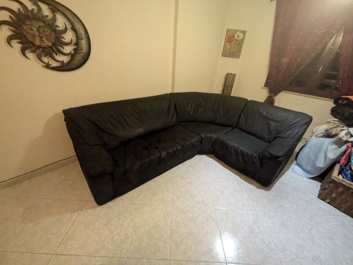 Sofá de canto com cama em pele