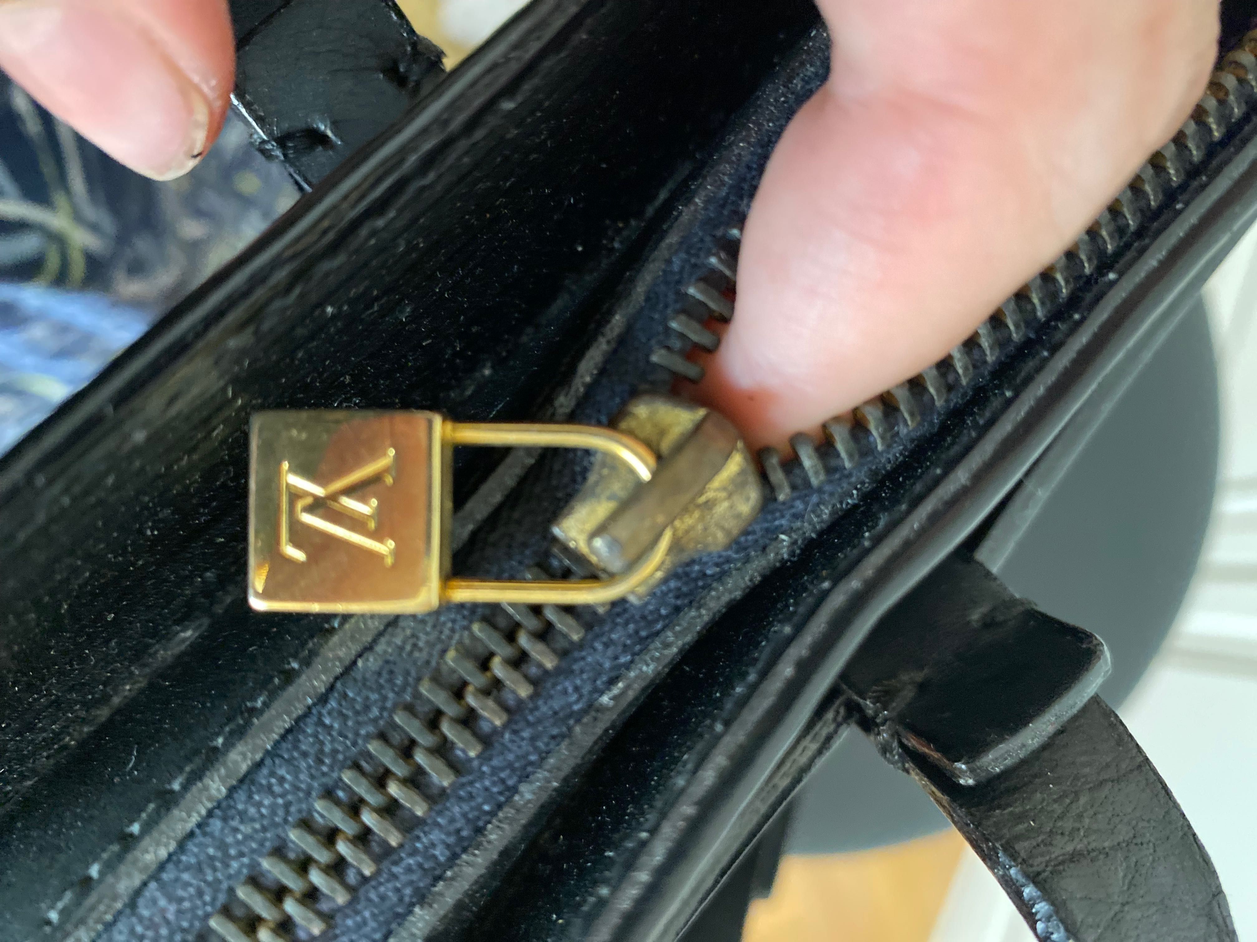 Сумка Louis Vuitton Black Leather Signature Epi Croisette PM оригінал